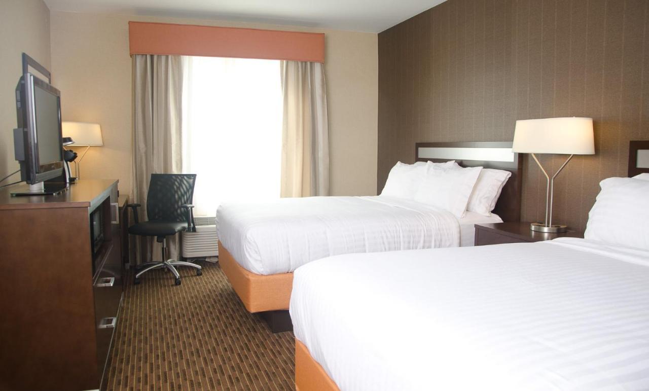 Holiday Inn Express Hotel & Suites Watertown - Thousand Islands By Ihg Экстерьер фото