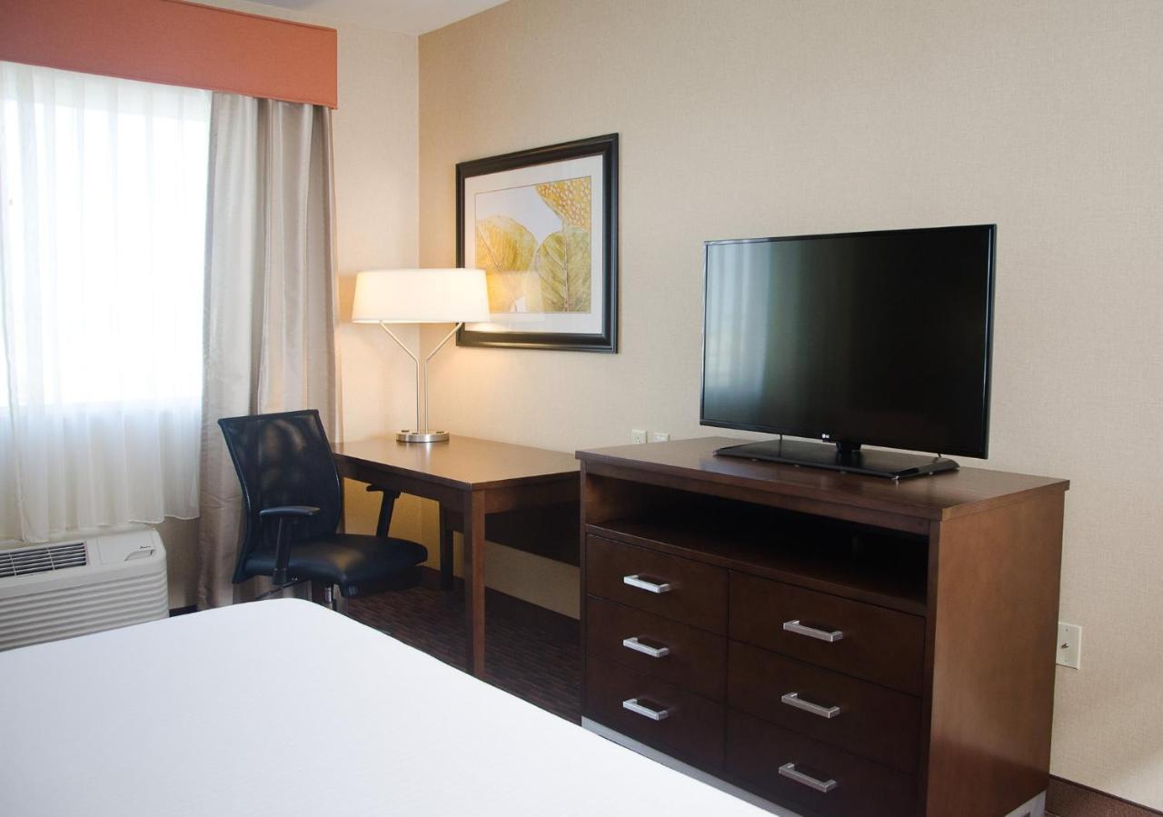 Holiday Inn Express Hotel & Suites Watertown - Thousand Islands By Ihg Экстерьер фото