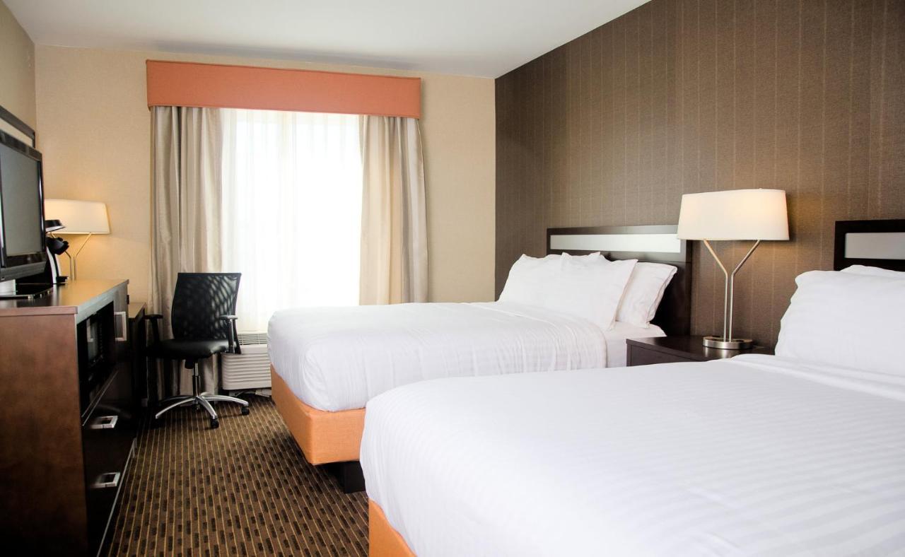 Holiday Inn Express Hotel & Suites Watertown - Thousand Islands By Ihg Экстерьер фото