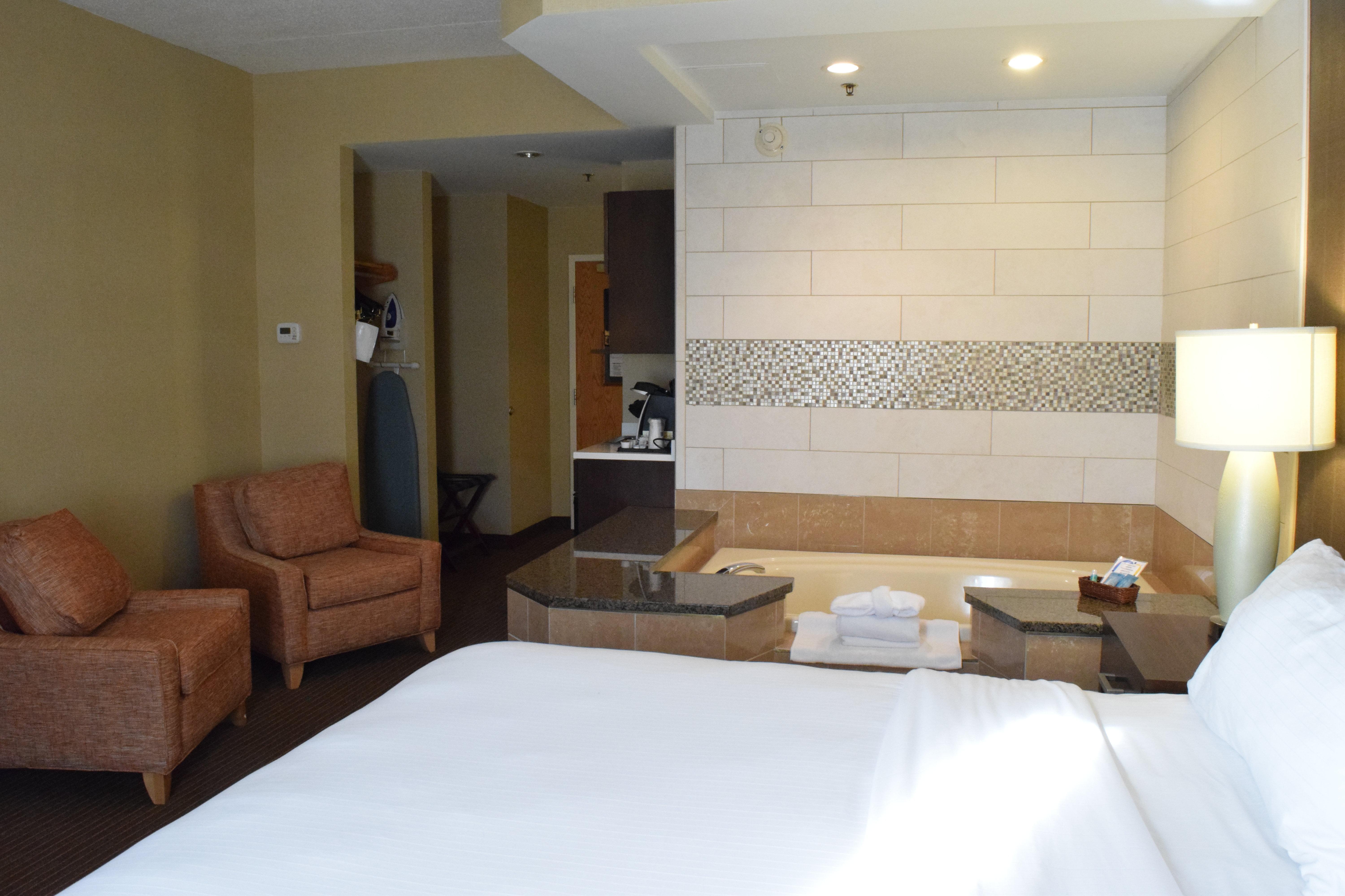 Holiday Inn Express Hotel & Suites Watertown - Thousand Islands By Ihg Экстерьер фото