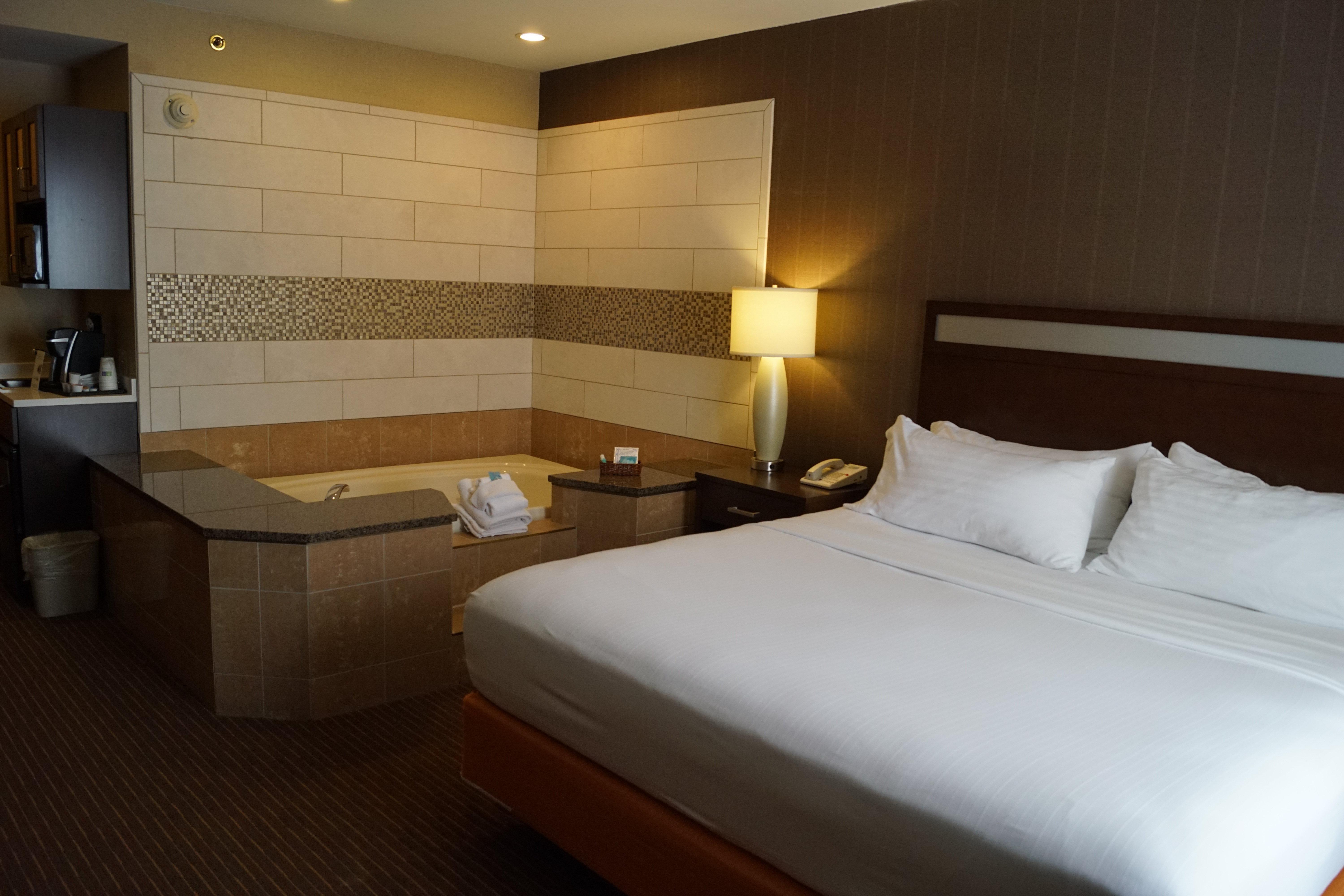Holiday Inn Express Hotel & Suites Watertown - Thousand Islands By Ihg Экстерьер фото