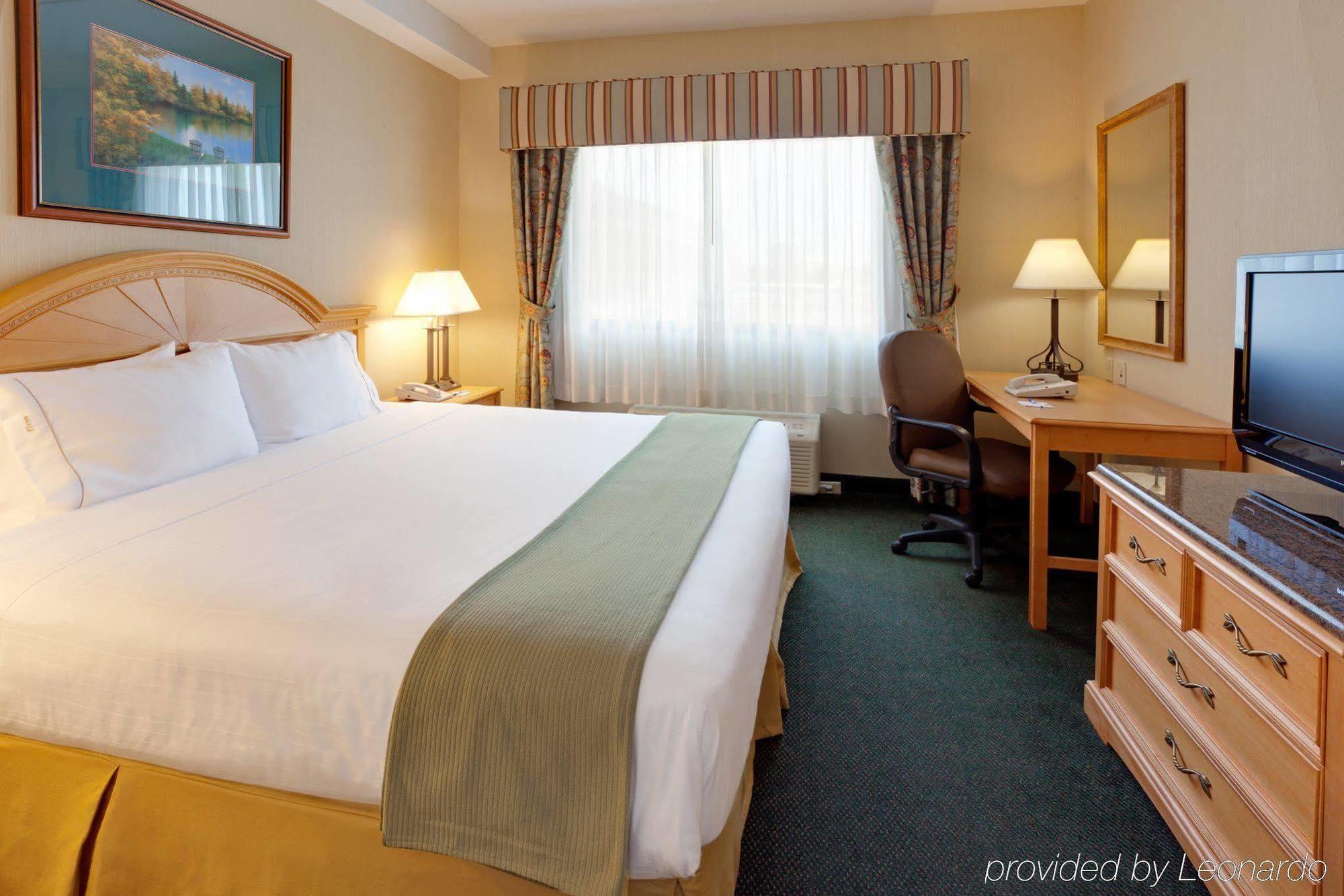 Holiday Inn Express Hotel & Suites Watertown - Thousand Islands By Ihg Номер фото