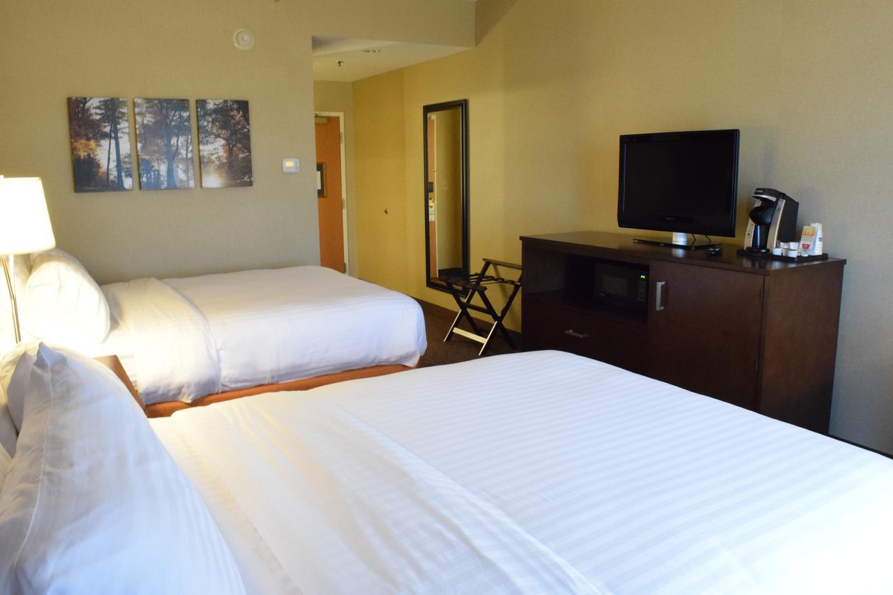 Holiday Inn Express Hotel & Suites Watertown - Thousand Islands By Ihg Экстерьер фото