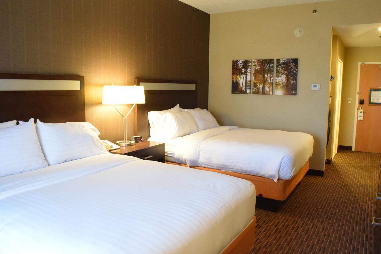 Holiday Inn Express Hotel & Suites Watertown - Thousand Islands By Ihg Экстерьер фото
