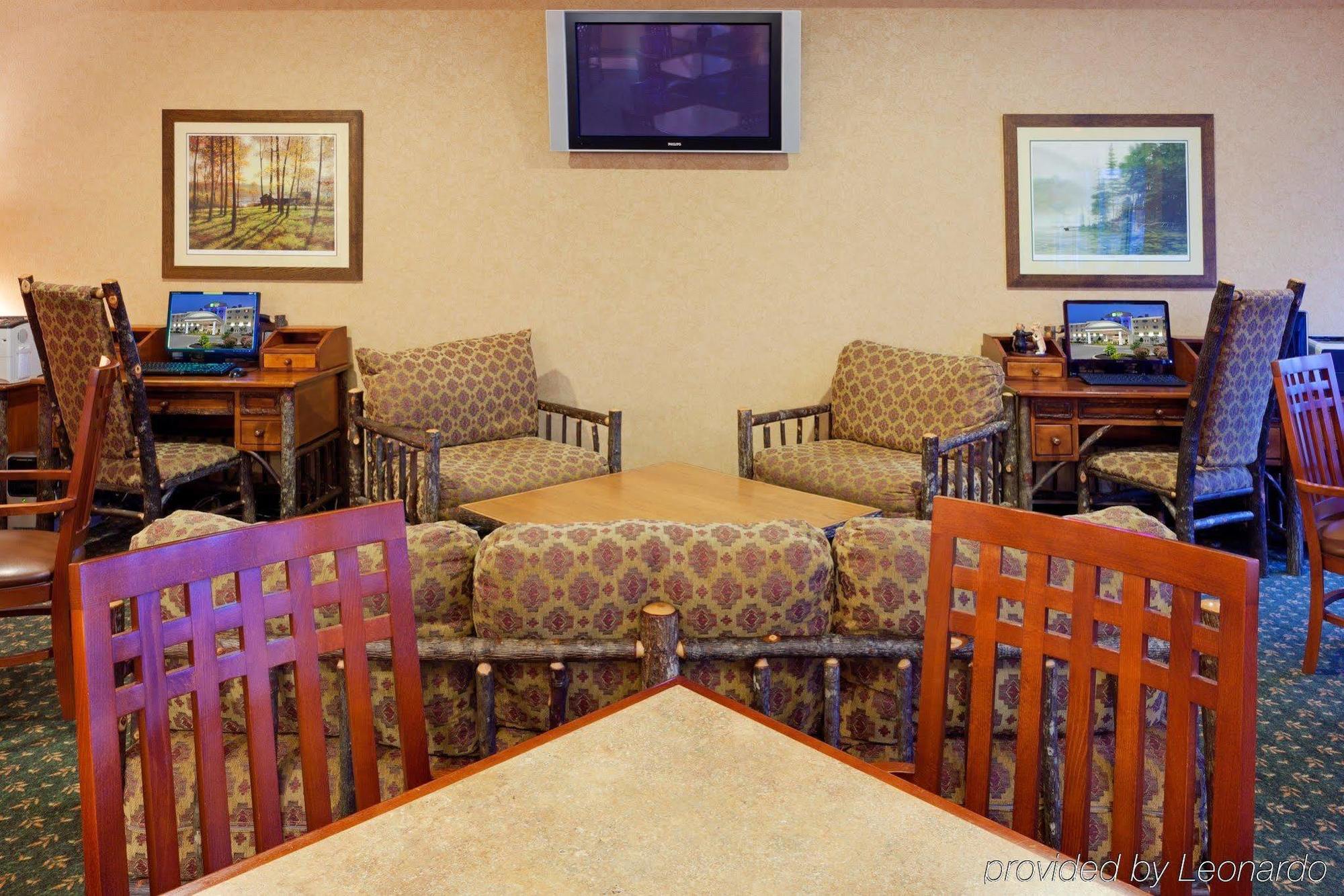 Holiday Inn Express Hotel & Suites Watertown - Thousand Islands By Ihg Экстерьер фото