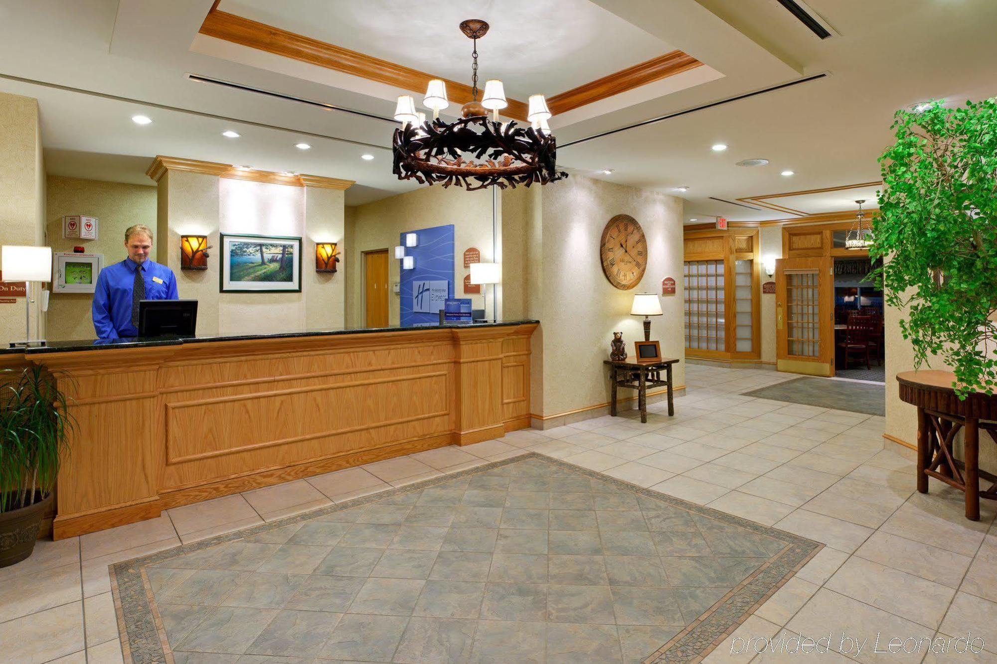 Holiday Inn Express Hotel & Suites Watertown - Thousand Islands By Ihg Экстерьер фото